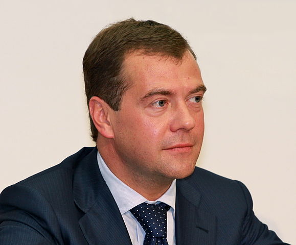 Ex-Präsident Dmitri Medwedew droht Rüstungsherstellern und zitiert Stalin