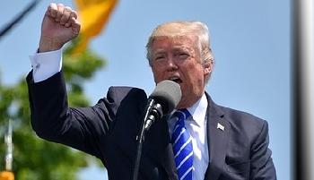 Donald Trump startet Wahlkampftour für 2024 und prophezeit den Dritten Weltkrieg