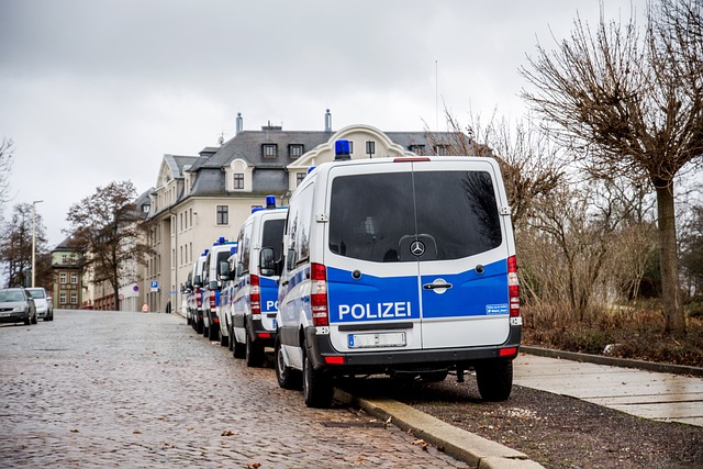 Hunderte Polizisten führen präventive Personenkontrollen und Razzien in Stuttgart durch