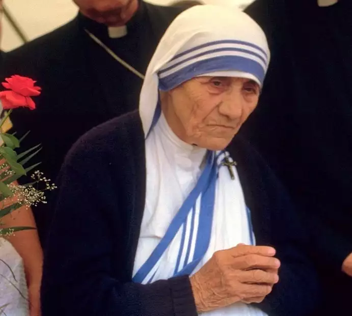 Mutter Teresa: Heilige oder Heuchlerin? Eine kritische Betrachtung ihrer Arbeit und ihres Vermächtnisses