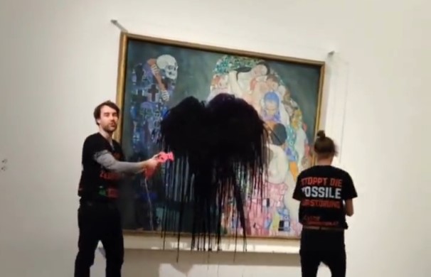 Klima-Aktivisten bleiben straffrei nach Angriff auf Klimt-Gemälde – Justiz und Politik in der Kritik