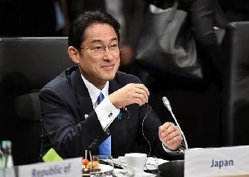 Rauchbombe-explodiert-whrend-Wahlkampfrede-von-Japans-Premierminister-Fumio-Kishida