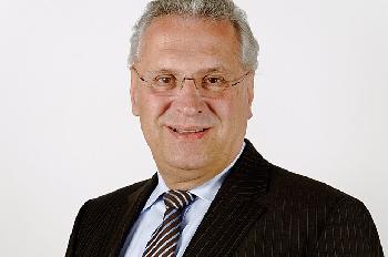 Bayerischer-Innenminister-Joachim-Herrmann-fordert-Verbot-der-Grauen-Wlfe-in-Deutschland