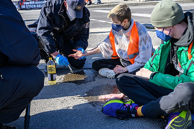 Tragödie in Wien: Klima-Aktivisten blockieren Rettungswagen – Patient verstirbt