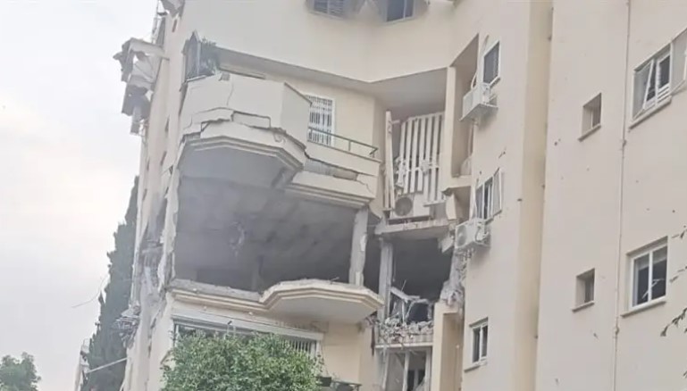1 Toter, 5 Verletzte, als Rakete ein Wohnhaus in Rehovot einschlug