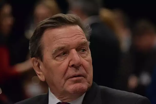 Schröder feiert Sieg über Nazi-Deutschland in der russischen Botschaft: Neutralität hat wohl einen ganz besonderen Wodka-Geschmack