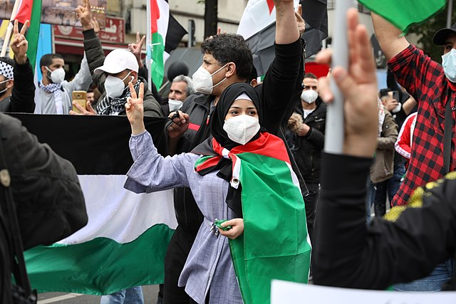 Gewalt in Berlin: Verbotene pro-palästinensische Demonstration führt zu Auseinandersetzungen und Angriffen auf Journalisten
