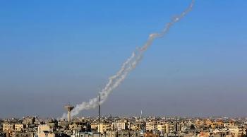 Dutzende-Raketen-aus-dem-Gazastreifen-auf-Israel-abgefeuert
