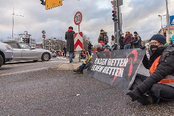 Rcksichtslose-KlimaAktivisten-lhmen-Berlin--Straenblockaden-fhren-zu-massiven-Verkehrsbehinderungen