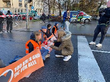 KlimaProtest-auf-Kosten-von-Leben-und-Ordnung-Rettungsdienste-im-Stau-und-milde-Strafen-fr-Aktivisten