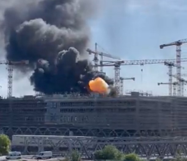 Brand auf Baustelle in der Hamburger Hafencity: Einsatzkräfte bekämpfen Feuer