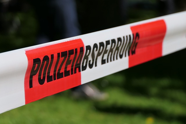 Trauerfeier in Altbach brutal gestört: Unbekannter wirft Sprengkörper in die Menge