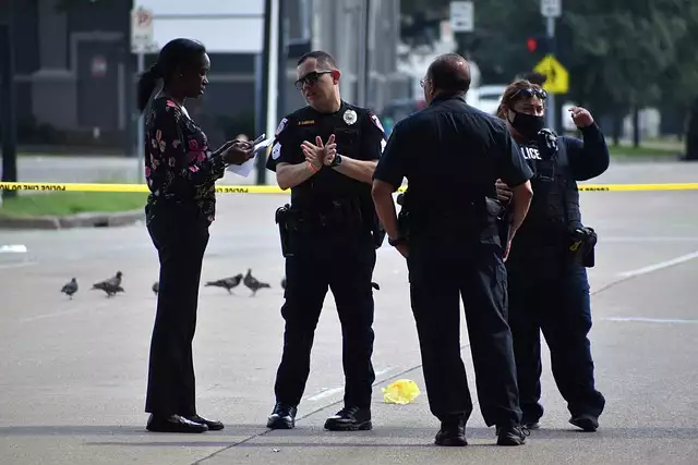 Tödliche Schießerei in Willowbrook, Chicago: Ein Toter und 22 Verletzte bei Feier zum 19. Juni