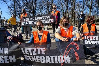 Die-grne-Maske-der-Generation-Z-KlimaAktivismus-oder-bloe-Heuchelei