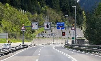 Gigantischer-Riss-in-der-Decke-Schweizer-GotthardStraentunnel-bis-auf-Weiteres-gesperrt