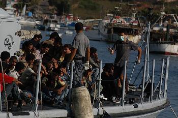 Rekordzahl-an-Migrantenlandungen-in-Lampedusa-setzt-Italien-unter-Druck-Deutschland-setzt-freiwillige-Aufnahme-aus