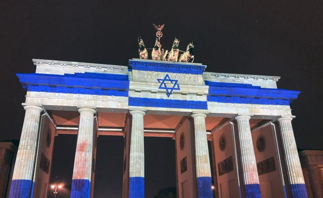 Brandenburger Tor leuchtet in Solidarität mit Israel: Berlin steht "unverrückbar an der Seite Israels"