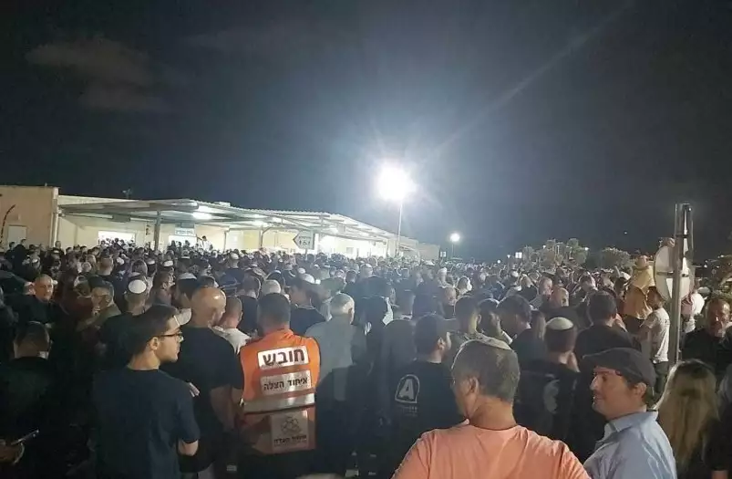 10.000 Menschen erscheinen zur Beerdigung der jungen Brasilianerin, Bruna Valeanu, die von der Hamas ermordet wurde