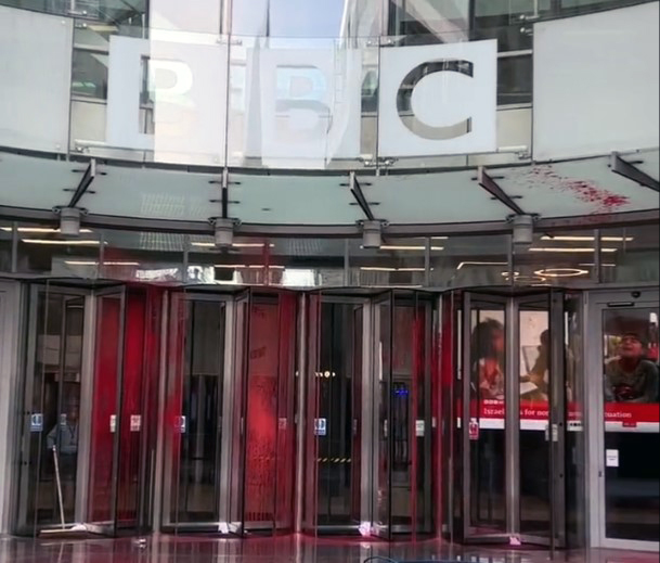 BBC-Büros mit roter Farbe bespritzt: Protest gegen neutrale Haltung zur Hamas wirft Fragen über journalistische Ethik auf