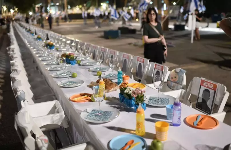 Die Tische der Leere: Symbolische Mahnmale für die in Gaza festgehaltenen Geiseln ziehen weltweit Aufmerksamkeit auf sich