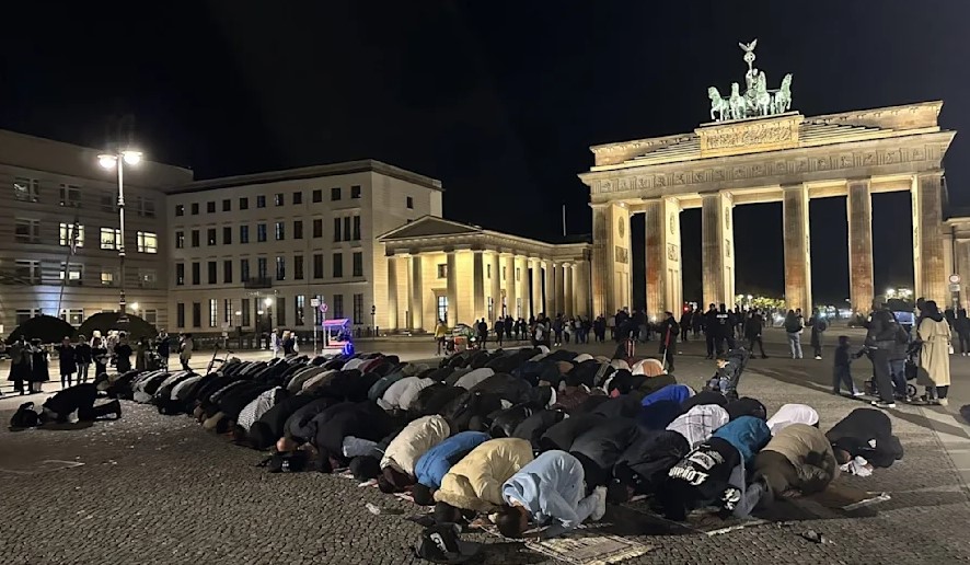 Erschreckende Solidarität mit der Hamas? Das umstrittene Islamisten Gebet am Brandenburger Tor 