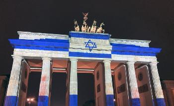 Brandenburger-Tor-leuchtet-in-Solidaritt-mit-Israel-Berlin-steht-unverrckbar-an-der-Seite-Israels