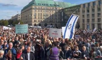 Berlin-steht-auf-2000-Menschen-protestieren-gegen-HamasTerror-und-zeigen-Solidaritt-mit-Israel