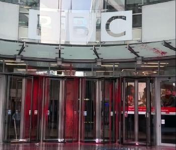 BBCBros-mit-roter-Farbe-bespritzt-Protest-gegen-neutrale-Haltung-zur-Hamas-wirft-Fragen-ber-journalistische-Ethik-auf
