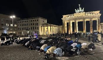 Erschreckende-Solidaritt-mit-der-Hamas-Das-umstrittene-Islamisten-Gebet-am-Brandenburger-Tor-