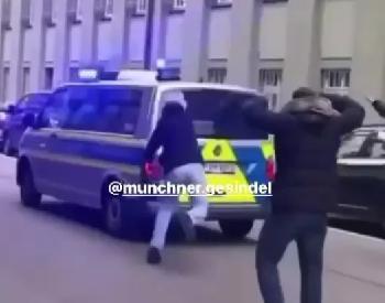 Junge-Mnner-blockieren-Polizeitransporter-in-Mnchen