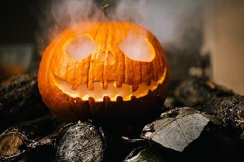 Der-Wandel-von-Halloween-Von-heidnischen-Ritualen-zur-kommerziellen-Kostmparty