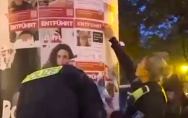 Berliner Polizisten, die Vermissten-Plakate mit jüdischen Geiseln entfernen, sorgt für Kontroverse