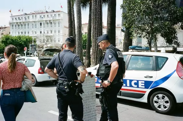 Blutiges Drogen-Milieu in Marseille: Fünf Personen auf McDonalds-Parkplatz erschossen