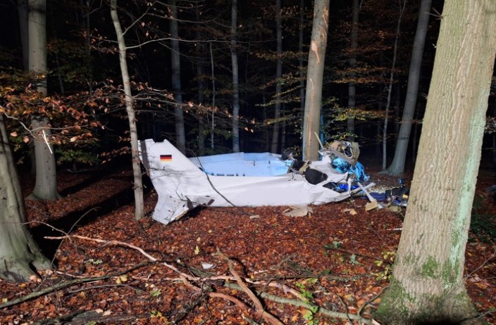 Tödlicher Flugzeugabsturz am Flugplatz Schwarze Heide: Ein Todesopfer und ein Schwerverletzter