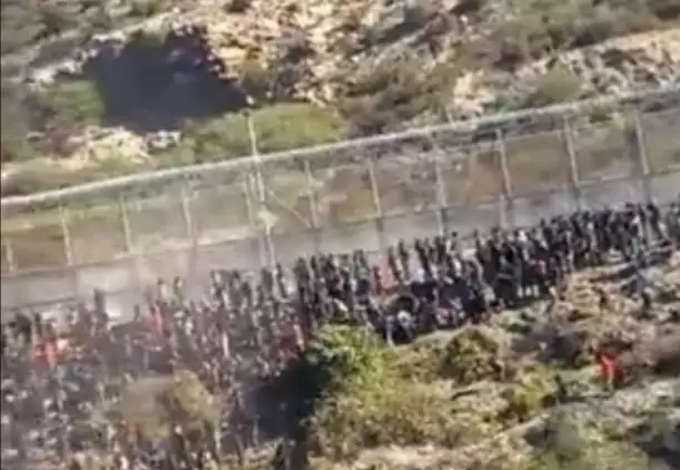 Erneuter Ansturm auf Ceuta: Hunderte Migranten aus Afrika versuchen, die Grenze zu überwinden