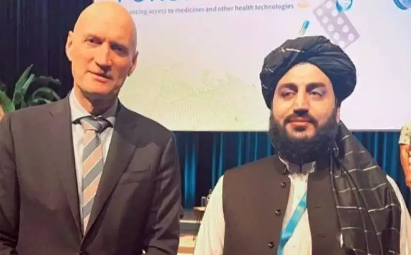Scharfe Kritik an Foto von niederländischem Minister mit Taliban-Vertreter