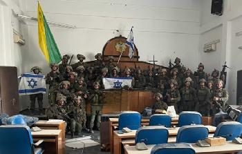 IDFSoldaten-Hissten-Israelische-Flagge-im-HamasParlamentsgebude-in-Gaza