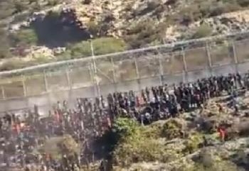 Erneuter-Ansturm-auf-Ceuta-Hunderte-Migranten-aus-Afrika-versuchen-die-Grenze-zu-berwinden