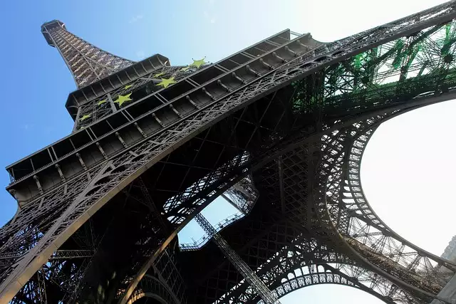 Radikaler Islamistischer Angreifer in Paris: Hintergrund des tödlichen Messerangriffs am Eiffelturm