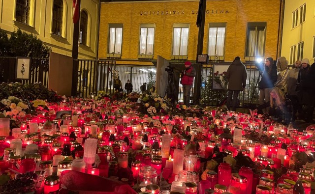 Trauer und Stille: Tschechien gedenkt der Opfer des schlimmsten Massakers seiner Geschichte