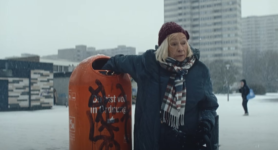 Empörung über Lidl-Werbespot: Seniorin sucht im Müll nach Pfandflaschen
