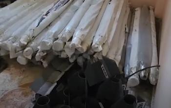 IDF-entdeckt-versteckte-HamasRaketen-unter-UNRWAAusrstung-Video