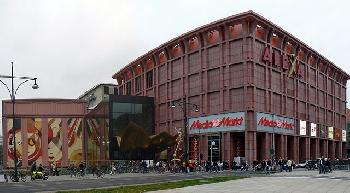 Massenschlgerei-mit-Stichwaffen-vor-Berliner-Einkaufszentrum