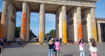 Umstrittene-Protestaktion-am-Brandenburger-Tor-fhrt-zu-gerichtlichen-Konsequenzen