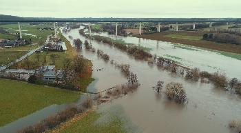 HochwasserChaos-in-NordrheinWestfalen-Flsse-ber-Ufer-getreten-Einsatzkrfte-im-Dauereinsatz