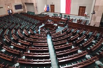 Polen-fordern-Rcktritt-Umfrage-zeigt-Unmut-ber-Abgeordneten-Braun-nach-ChanukkaVorfall