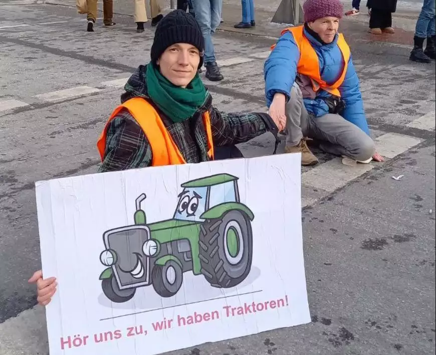 Klimaaktivisten mit Spielzeug-Traktoren blockieren Verkehr