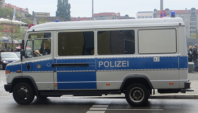 Berlin verbietet Schwarz-Rot-Gold an Berliner Polizeiautos zur EM
