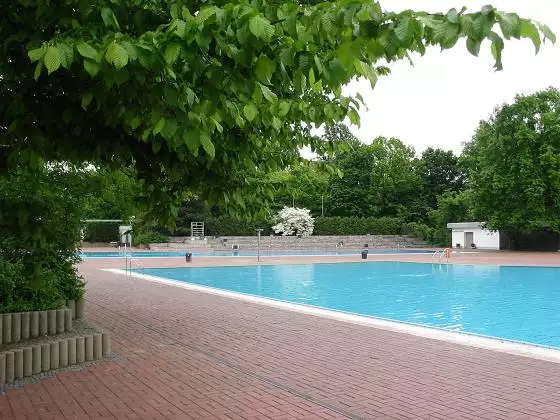 Stadt Köln warnt vor weißen Grabschern in Schwimmbädern