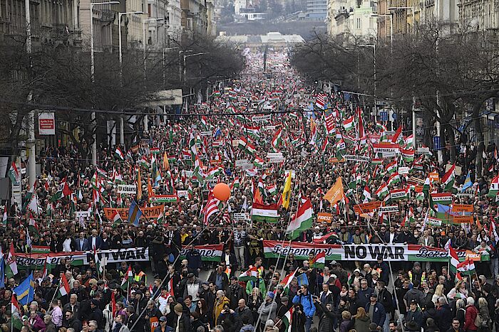 Gigantischer Friedensmarsch in Budapest fordert sofortige Waffenruhe
